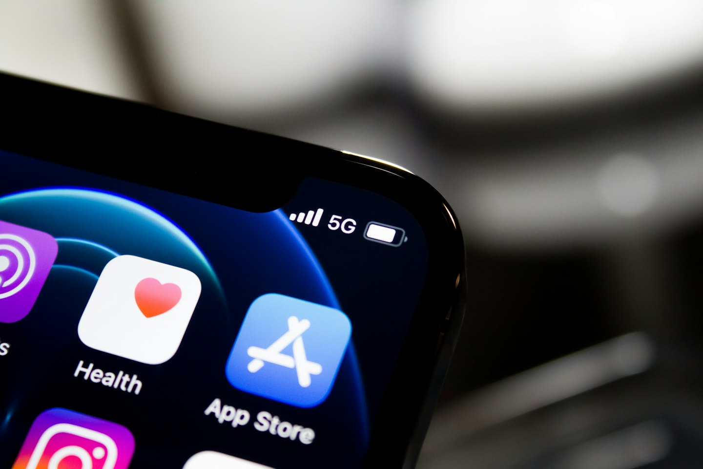 Smartphone screen displaying network signal and app icons.
